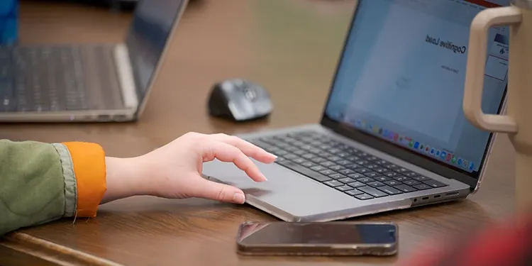 一只手使用笔记本电脑的特写